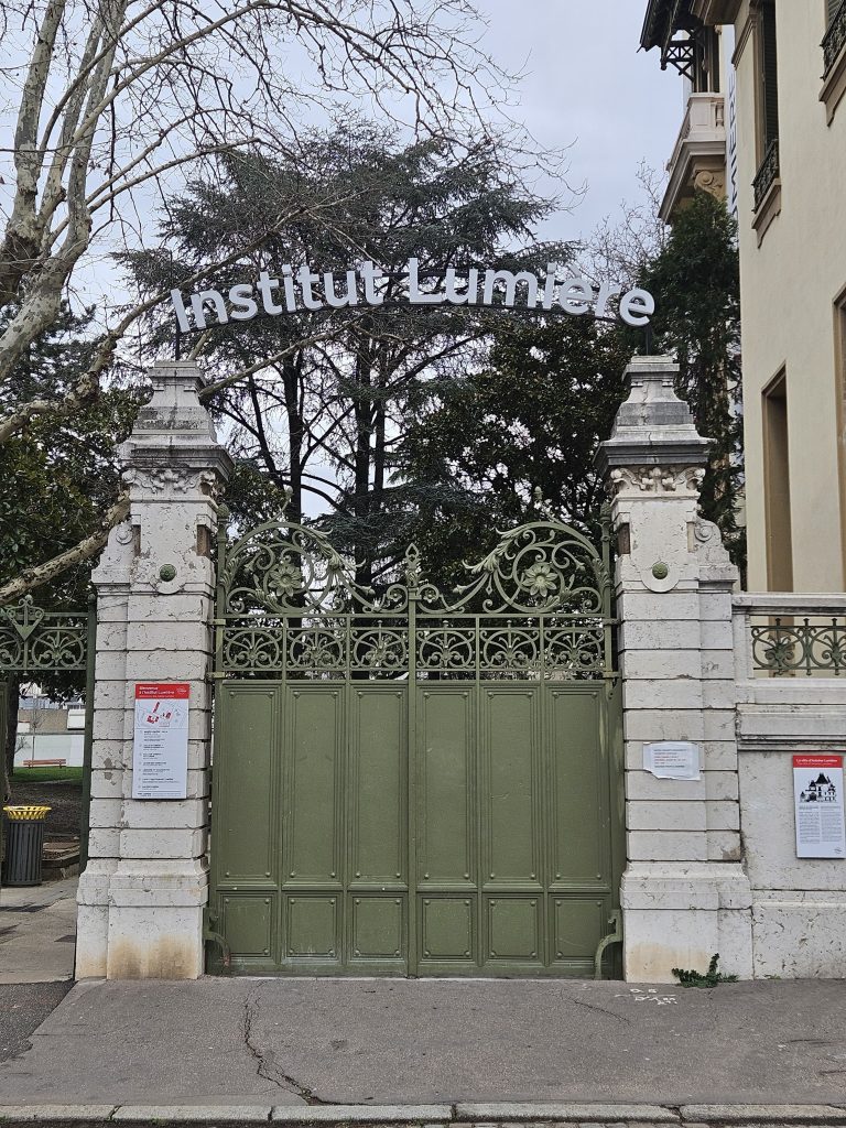 porte d'entrée de l'institut Lumière 